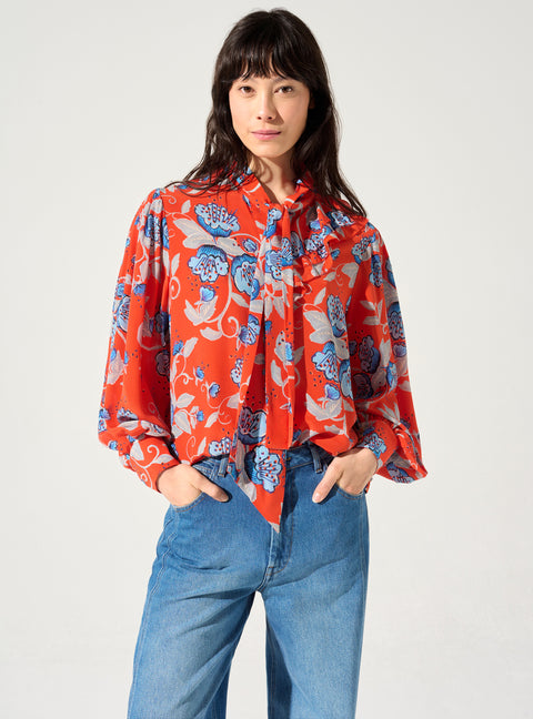 Close-fitting blouse